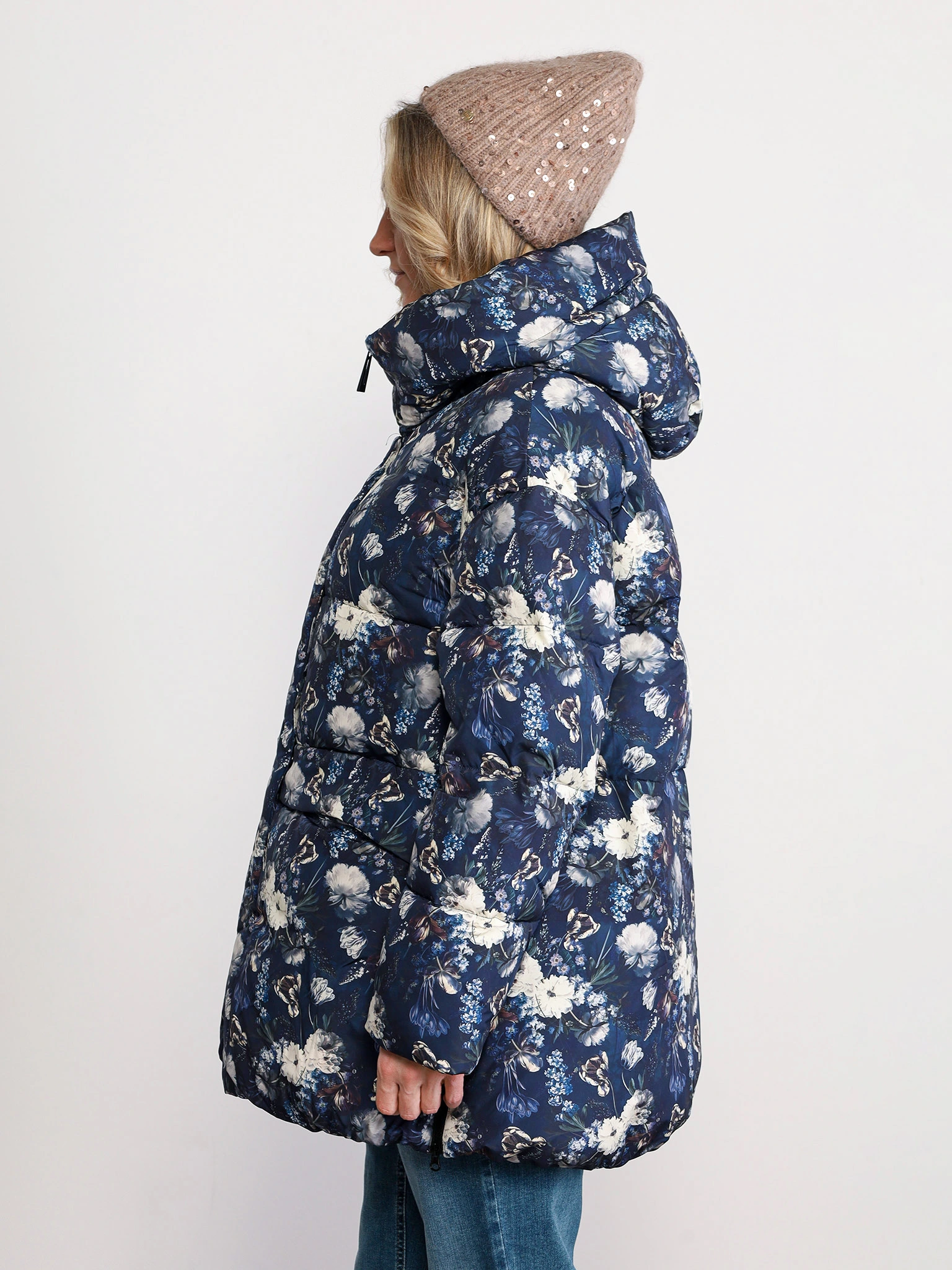 Пуховик с цветочным принтом синего цвета с капюшоном